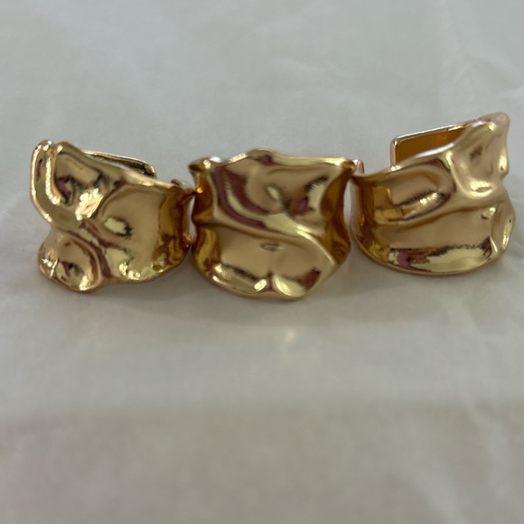Elegant Gold-Tone Women's Ring - Picture 2 of 2